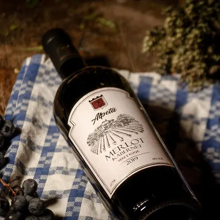 Alpeta Agrotourism & Winery - Roshnik , Guest house Berat