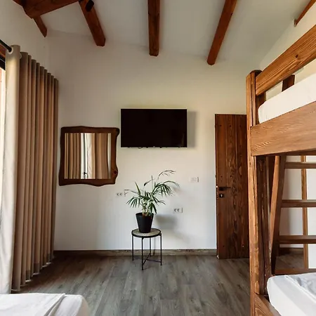 Alpeta Agrotourism & Winery - Roshnik , Gæstehus Berat